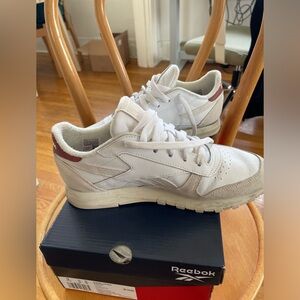 Reebok Classic Leather Shoe with pink accents